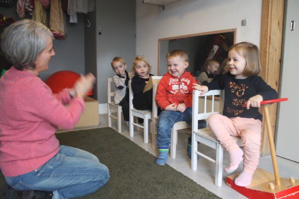 Spielanleitungen für Krippe und Kindergarten: Bus